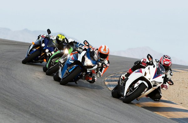 Quels sont les avantages des jantes en carbone pour une moto de course comme la Suzuki GSX-R1000 ?